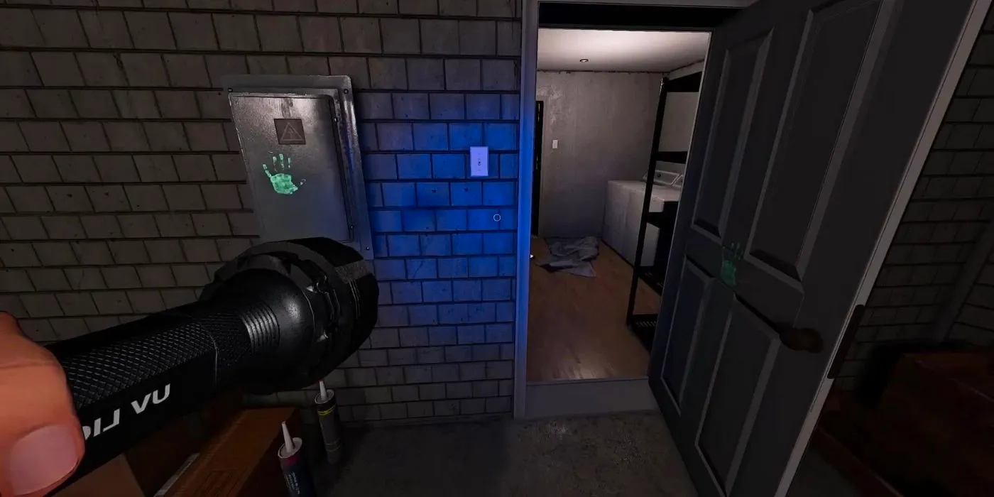 A Phasmophobia player shines a UV light on the door Image