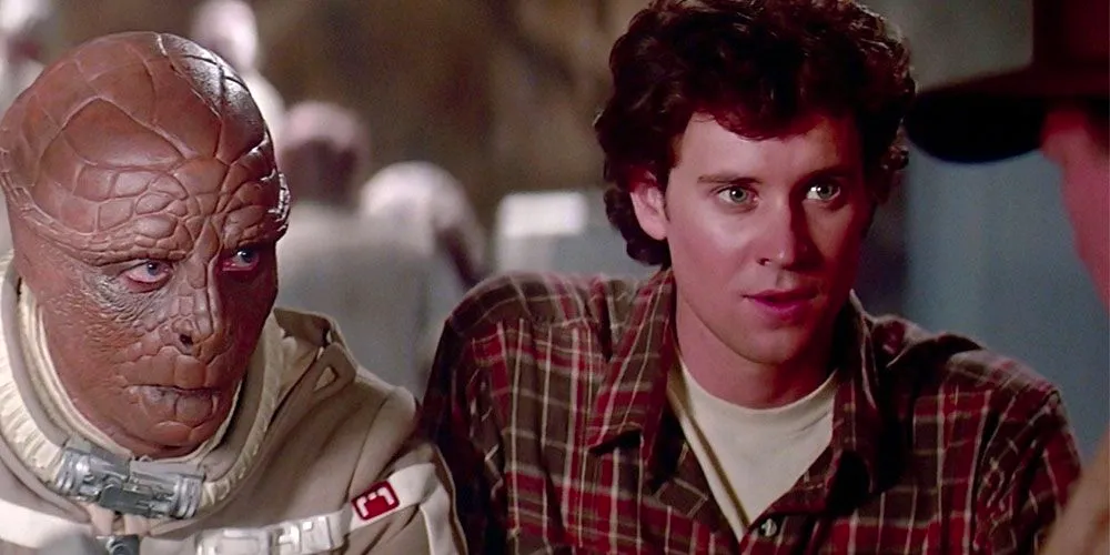 A young man next to an alien in The Last Starfighter Image