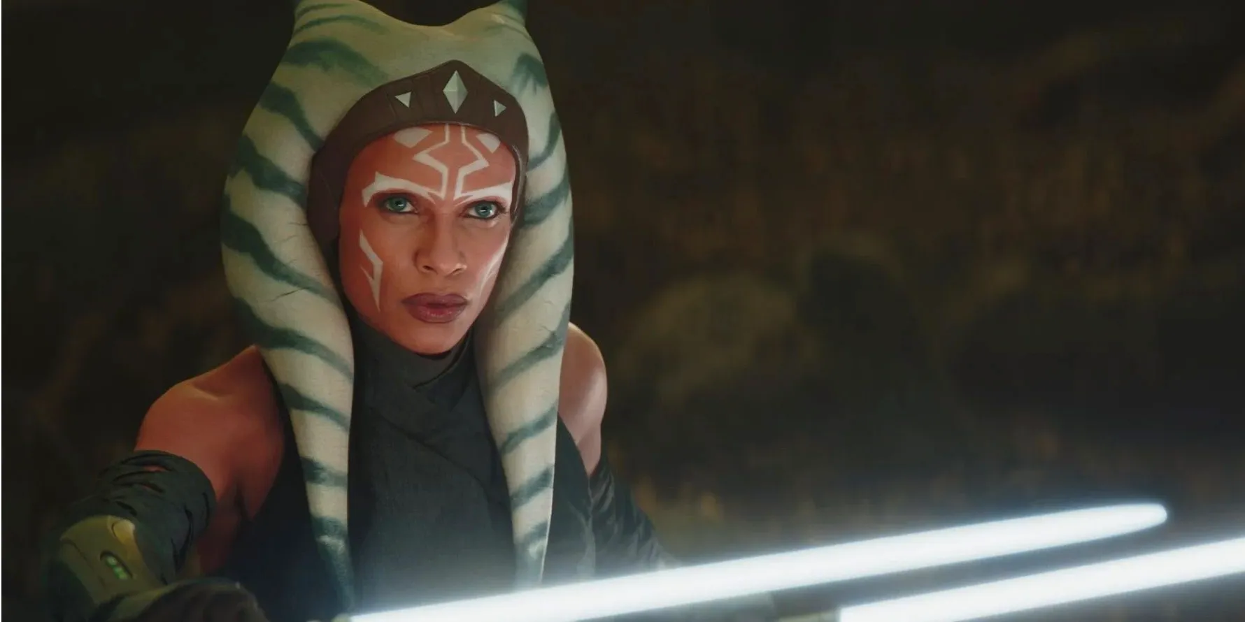 Ahsoka Tano in The Mandalorian wielding her white lightsabers Image