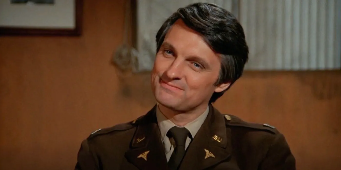 Alan Alda's Hawkeye smirking in MASH season 4 episode 