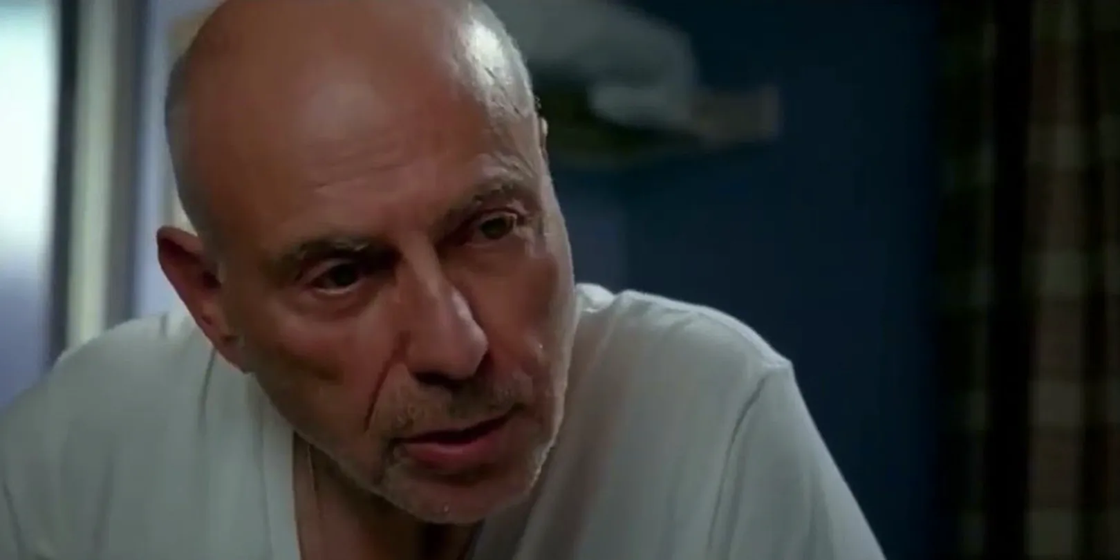 Alan Arkin in a motel room in Little Miss Sunshine Image