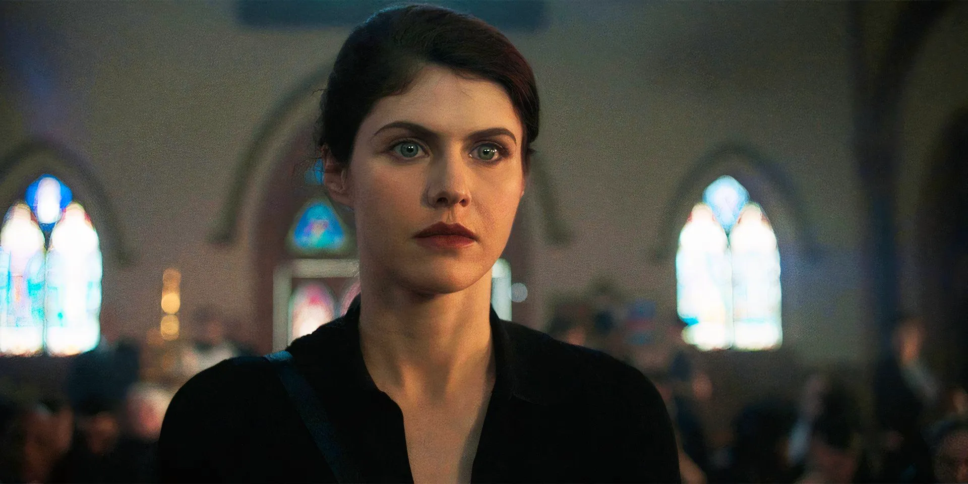 Alexandra Daddario as Rowan Mayfair looking sad in Mayfair Witches season 1 episode 4. Image