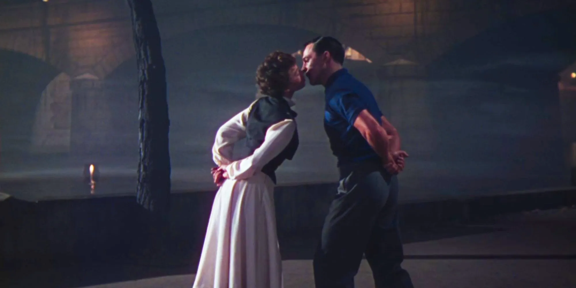 An American in Paris Film, With Gene Kelly kissing Leslie Carron with hands behind their backs Image