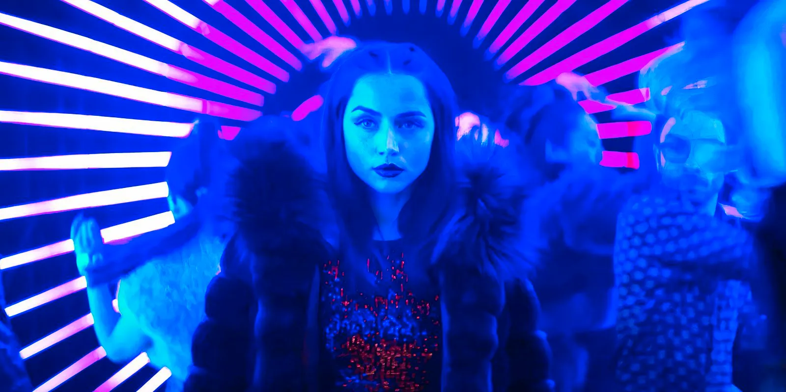 Ana de Armas as Eve walking through a nightclub in Ballerina Image