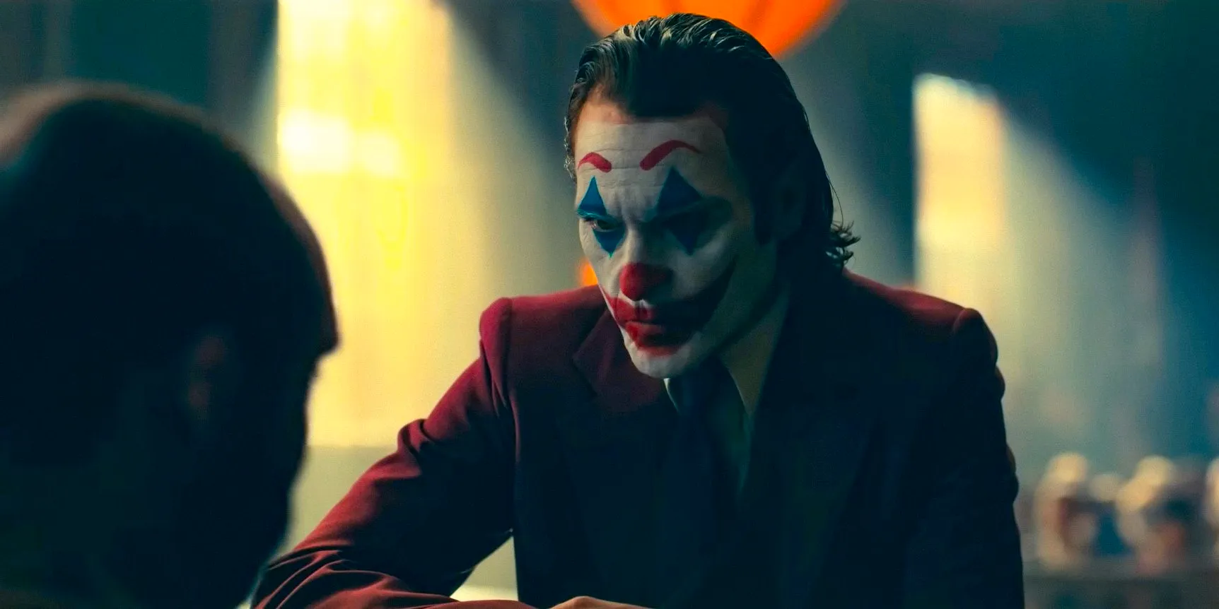 Arthur Fleck/Joker (Joaquin Phoenix) interrogating a witness in court in Joker: Folie à Deux Image