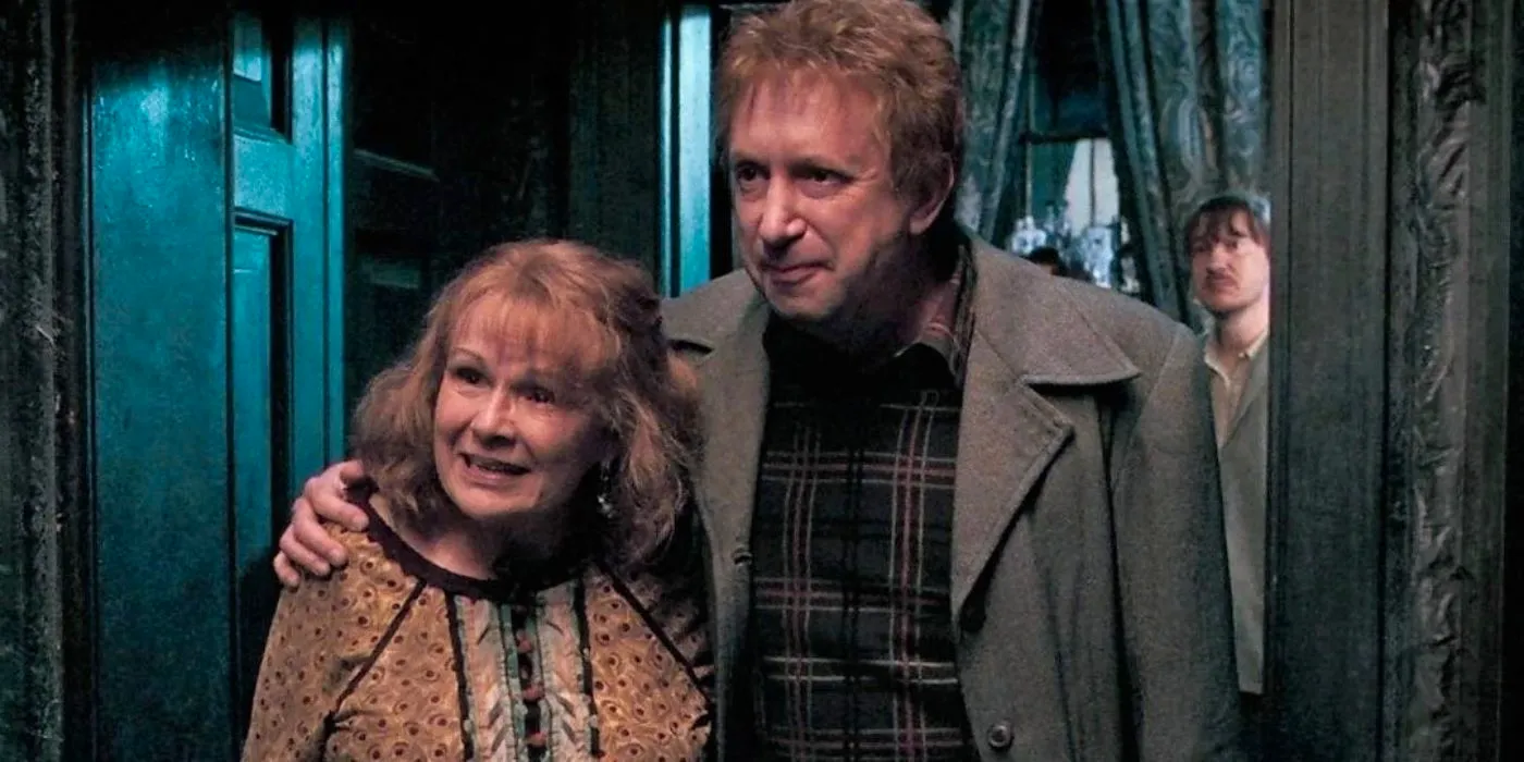 Arthur (Mark Williams) and Molly Weasley (Julie Walters) hugging each other in Harry Potter. Image