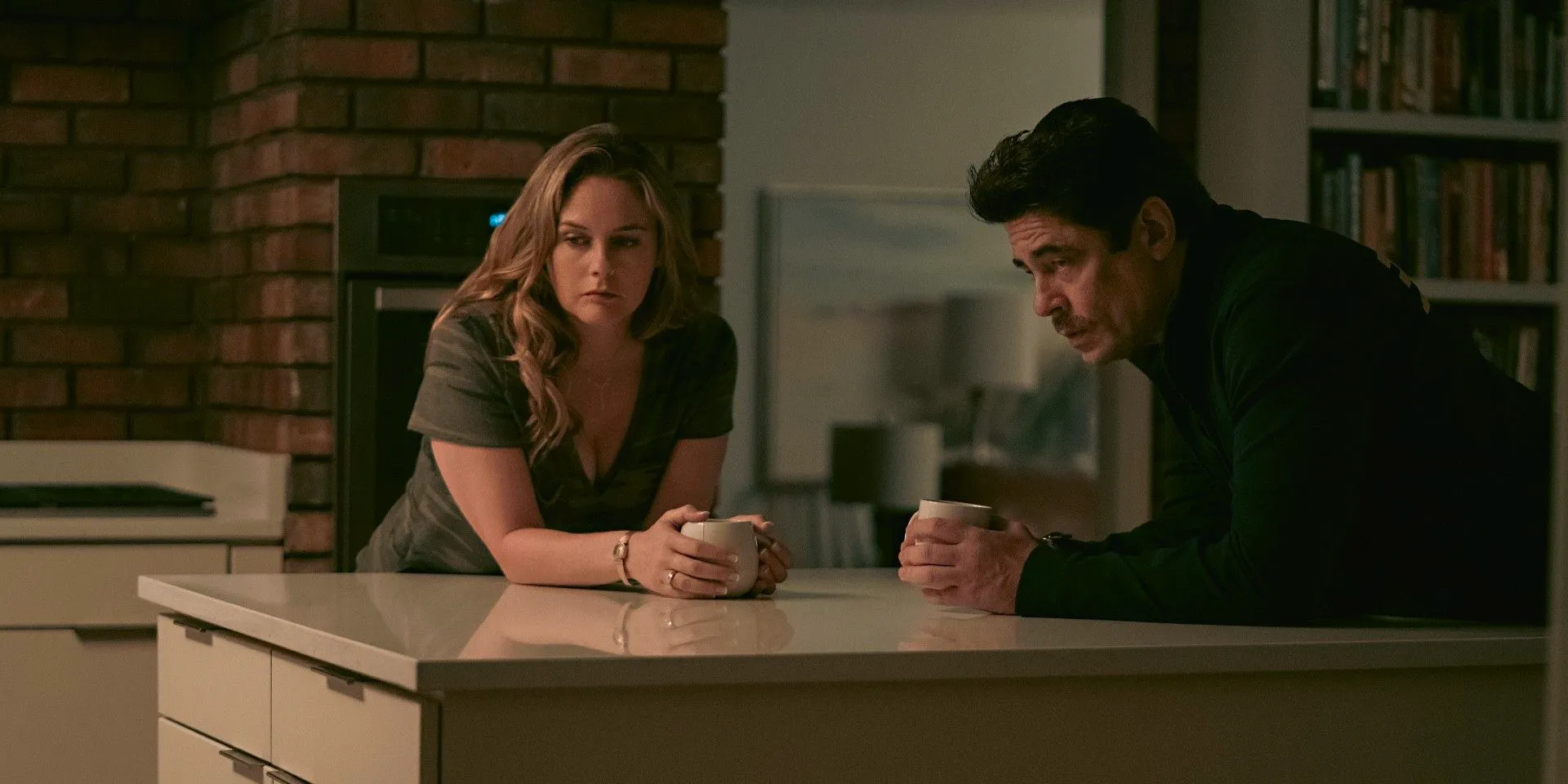 Benicio Del Toro and Alicia Silverstone in Reptile Image