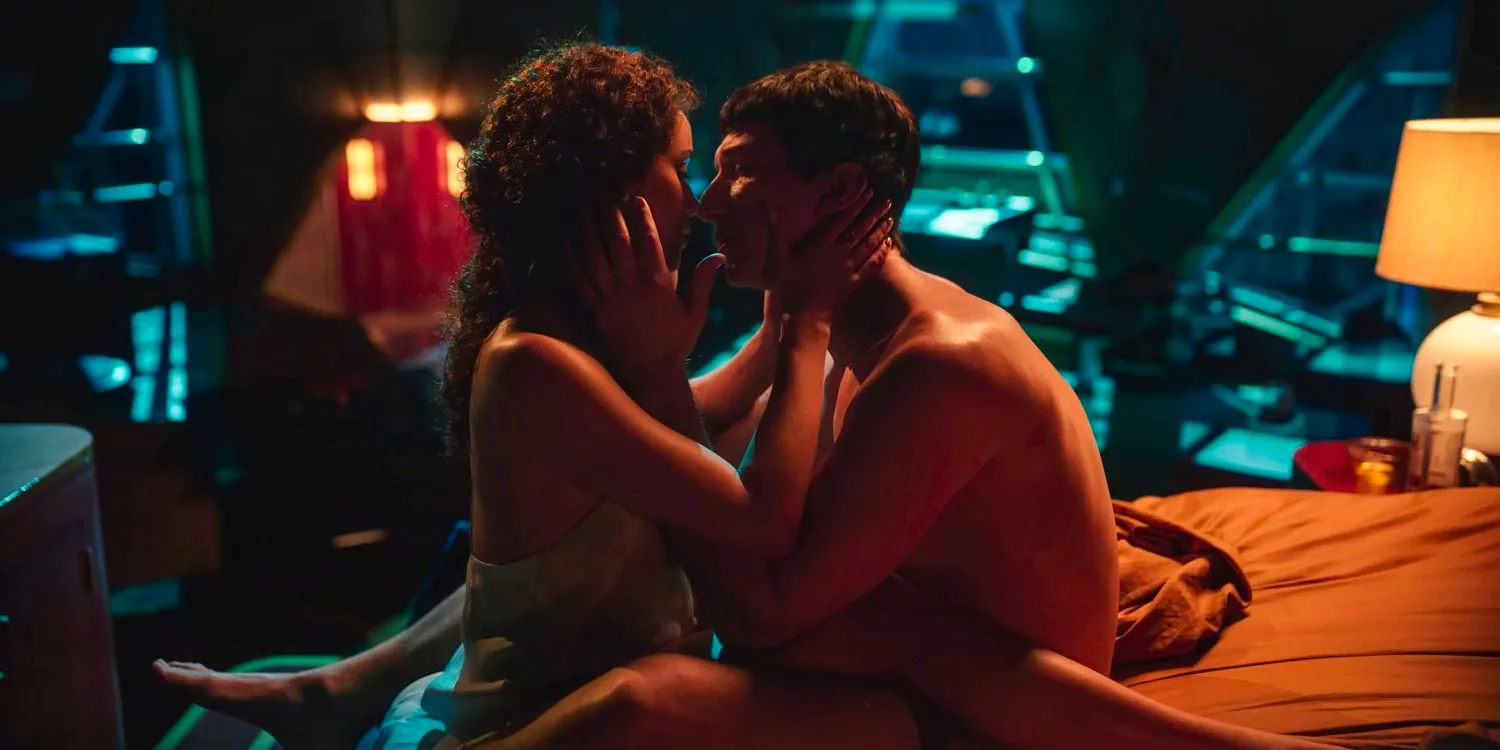 Caesar Catilina (Adam Driver) and Julia Cicero (Nathalie Emmanuel) kissing in an intimate moment in Megalopolis Image