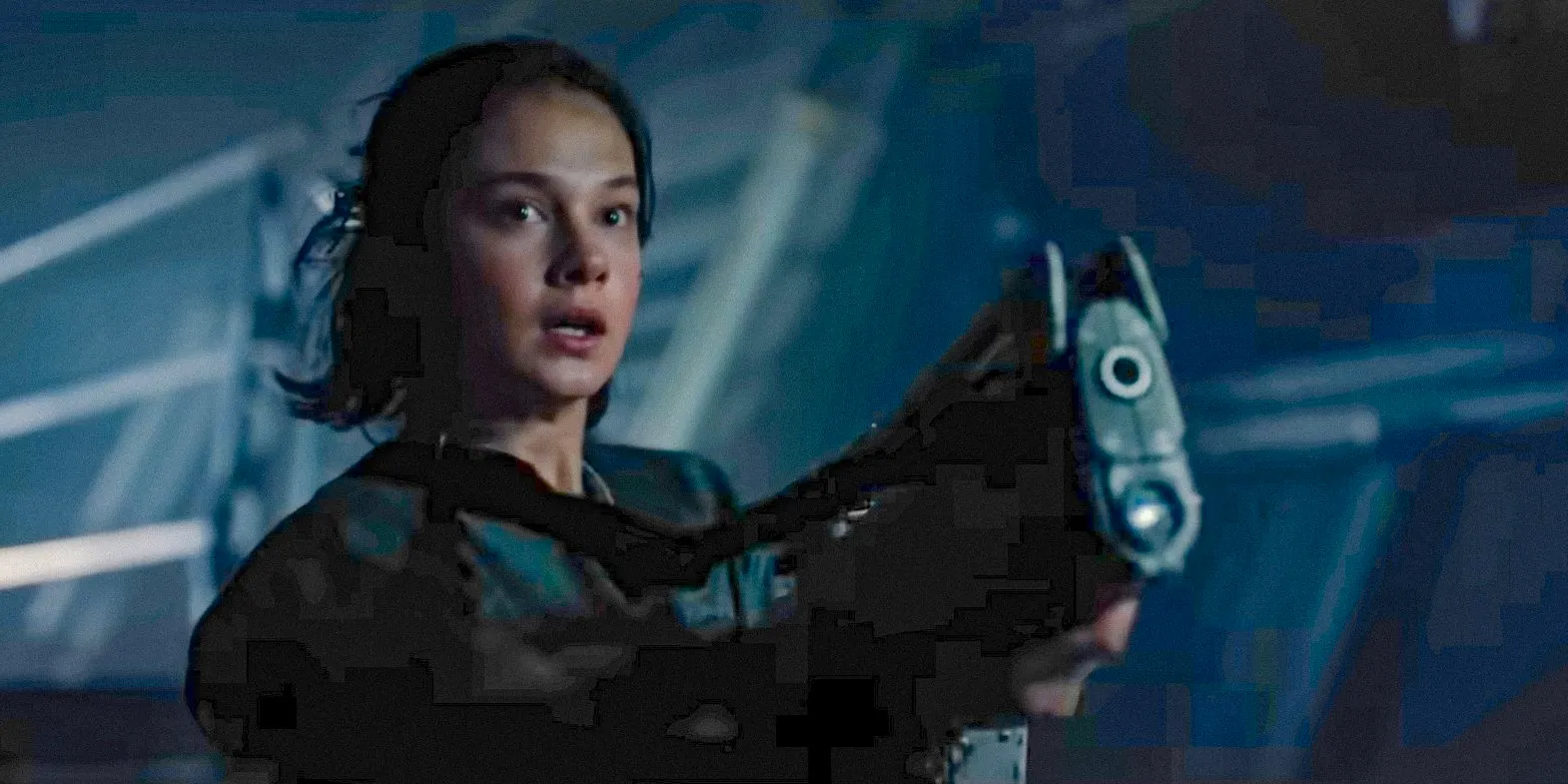 Cailee Spaeny aiming a gun in Alien Romulus Image