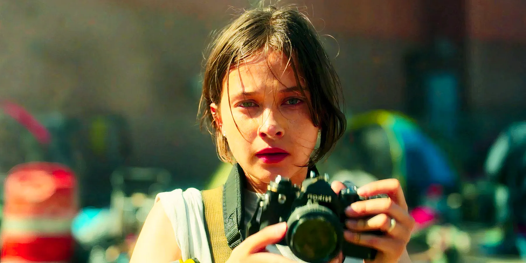 Cailee Spaeny holding a camera as Jessie in Civil War Image