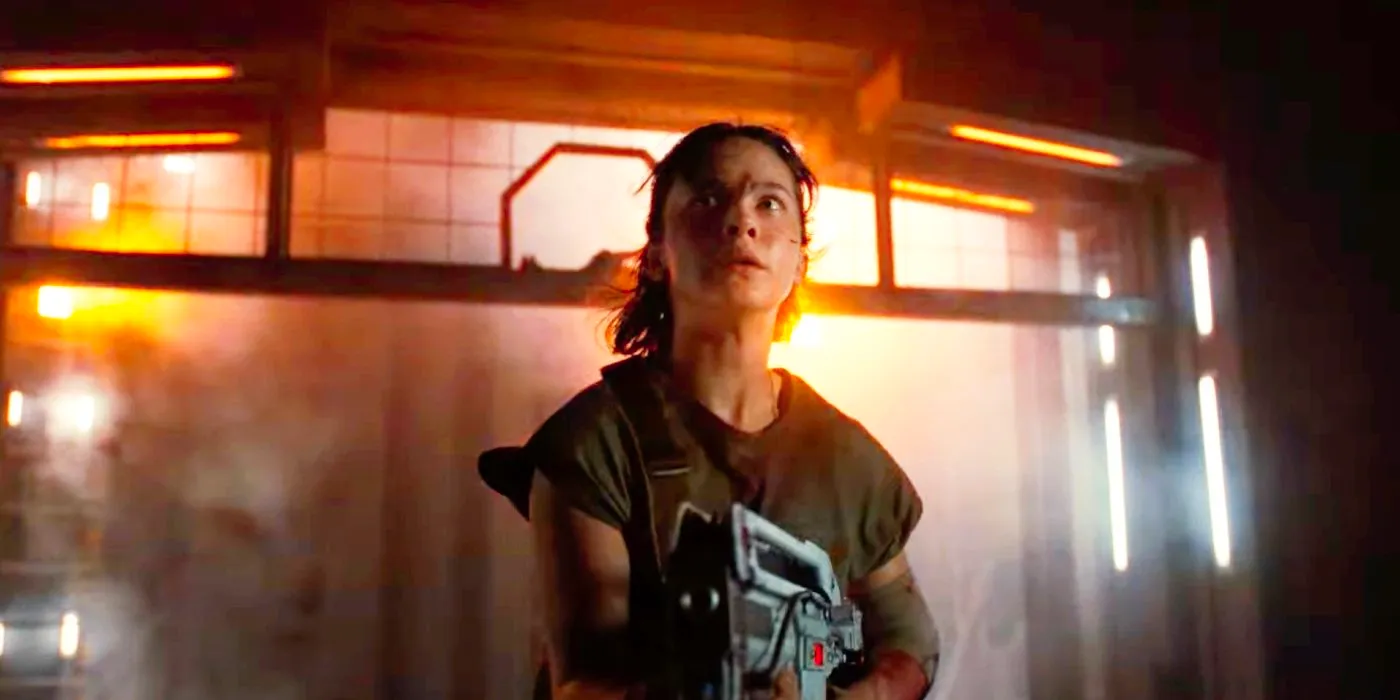 Cailee Spaeny holding a gun and looking scared in Alien Romulus Image