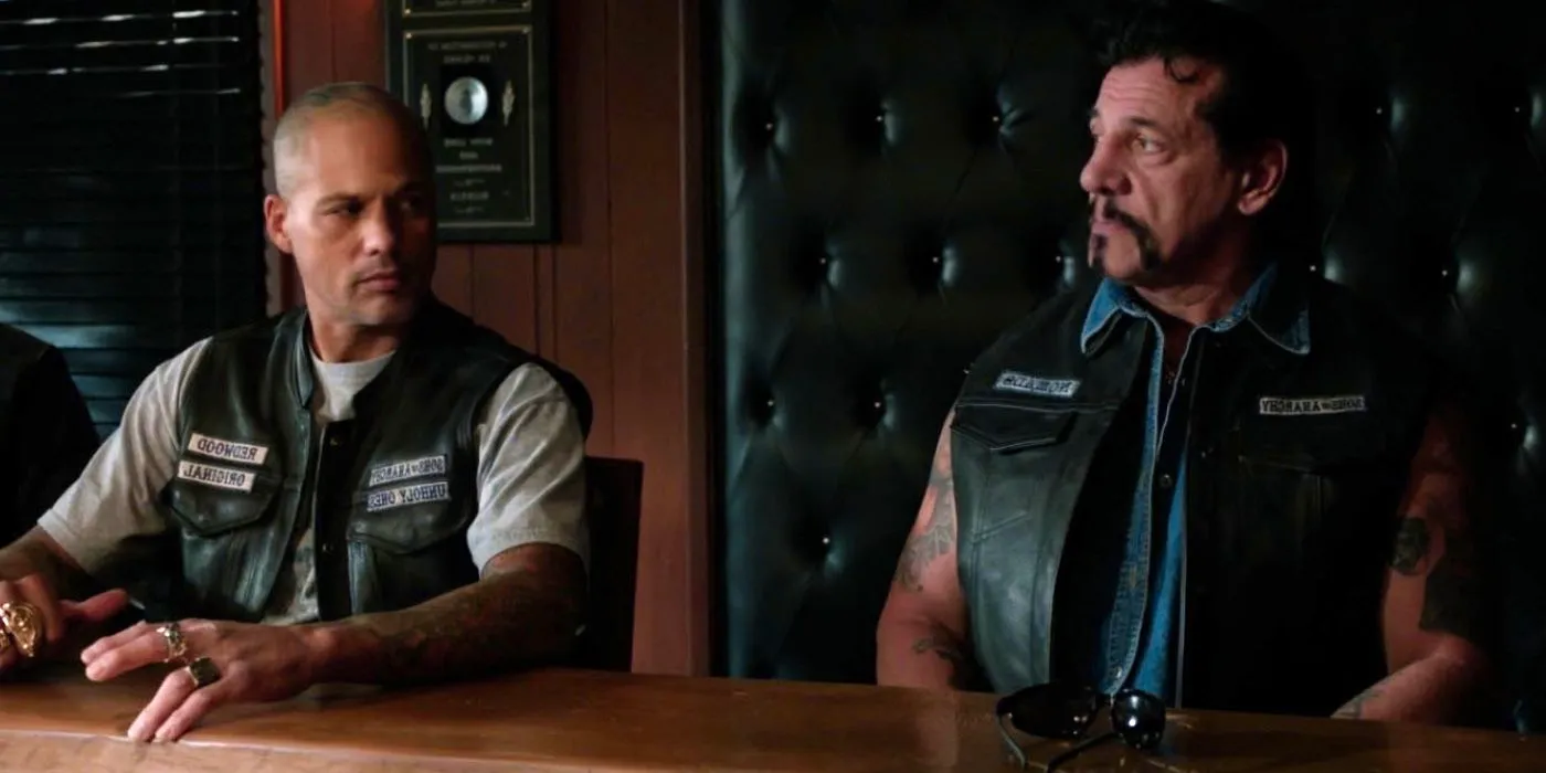 Chuck Zito (Frankie Diamonds) and Happy (David Labrava) sit at a table in Sons of Anarchy Image