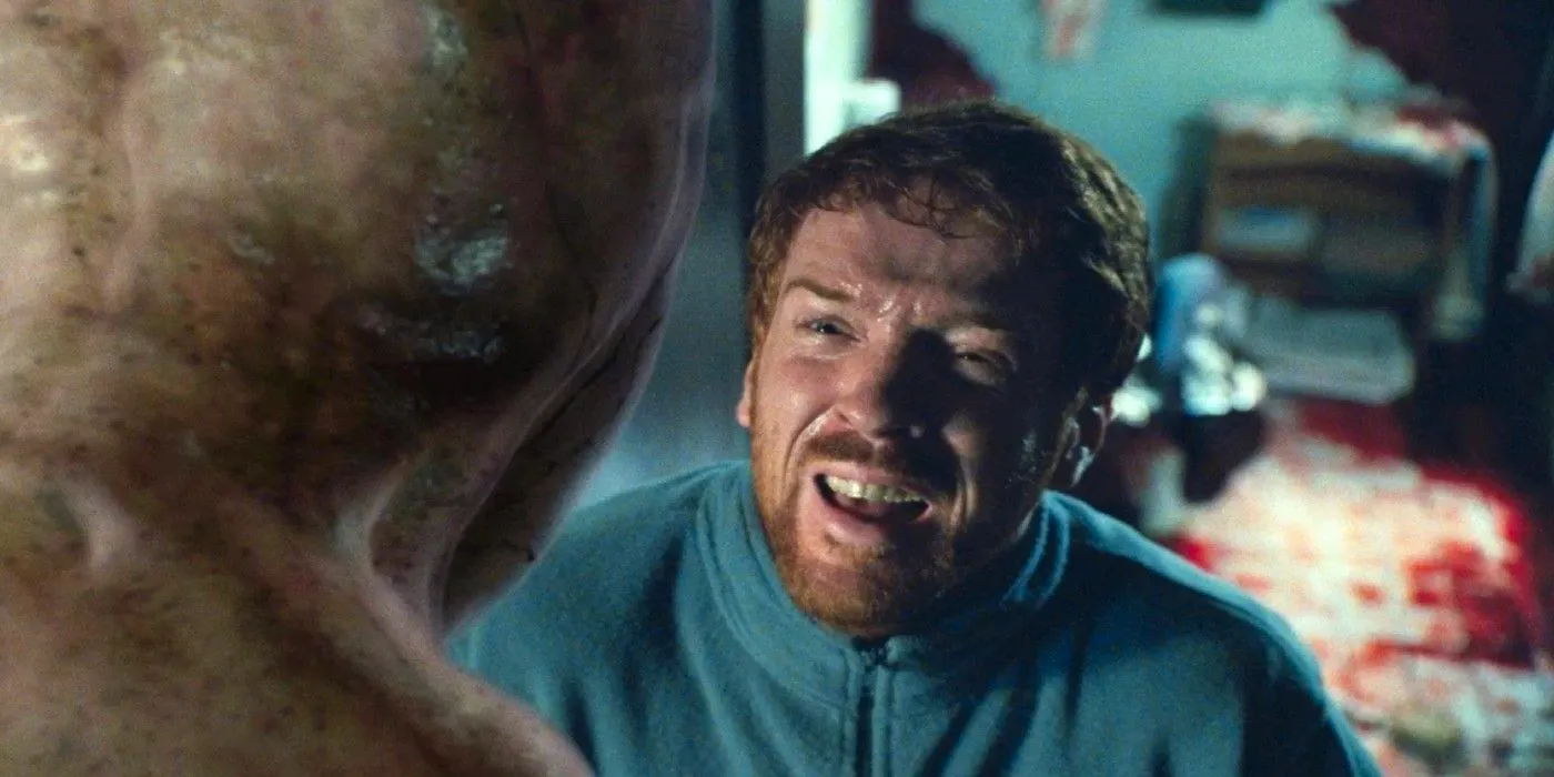 Damian Lewis's Jonesy stares at an alien in Dreamcatcher Image