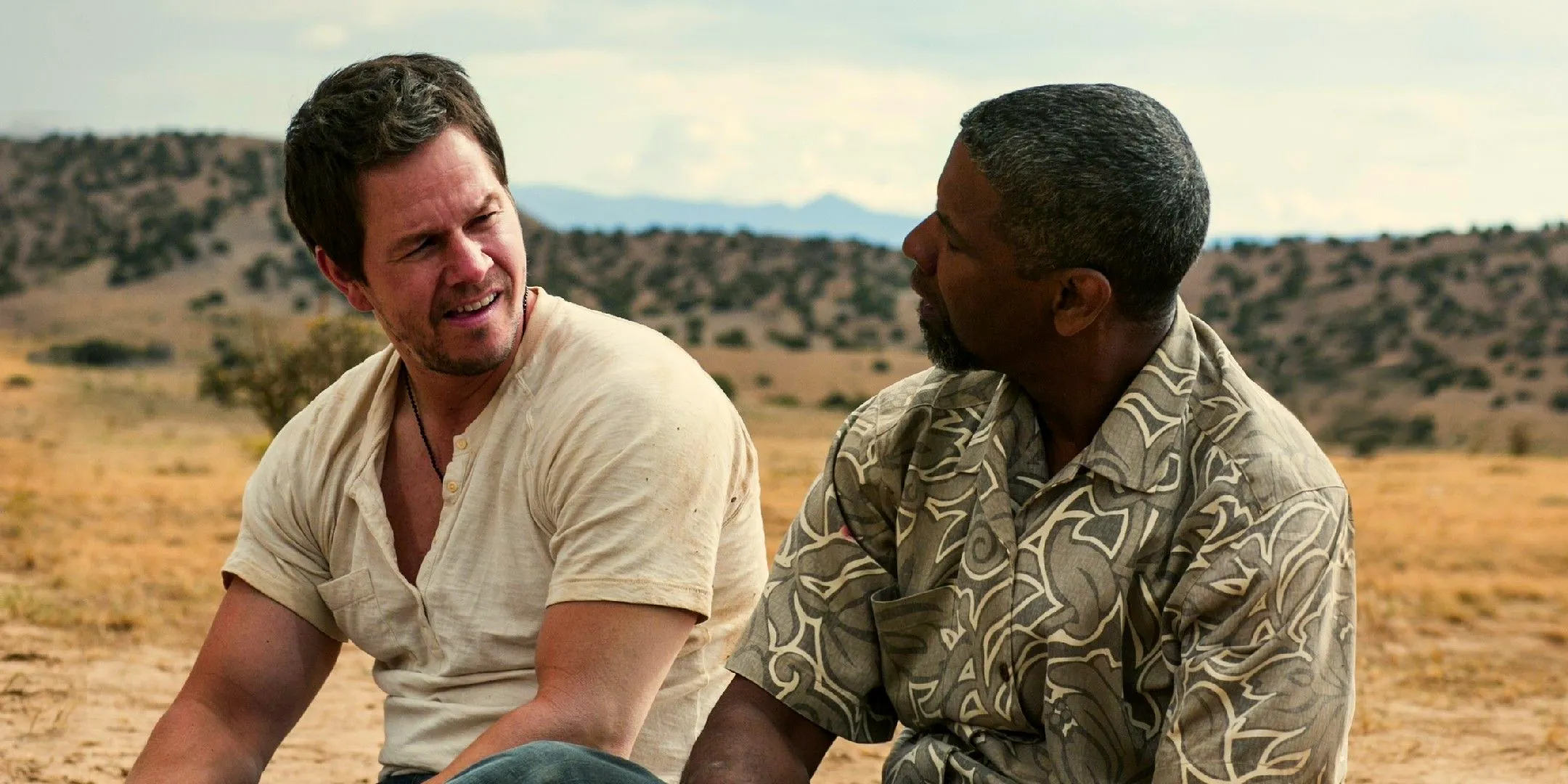 Denzel Washington and Mark Wahlberg looking at each other in 2 Guns Image