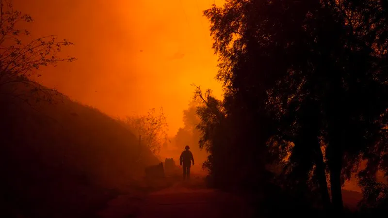 Firefighters battle 2 wildfires in Southern California amid ‘particularly dangerous’ fire weather event Image