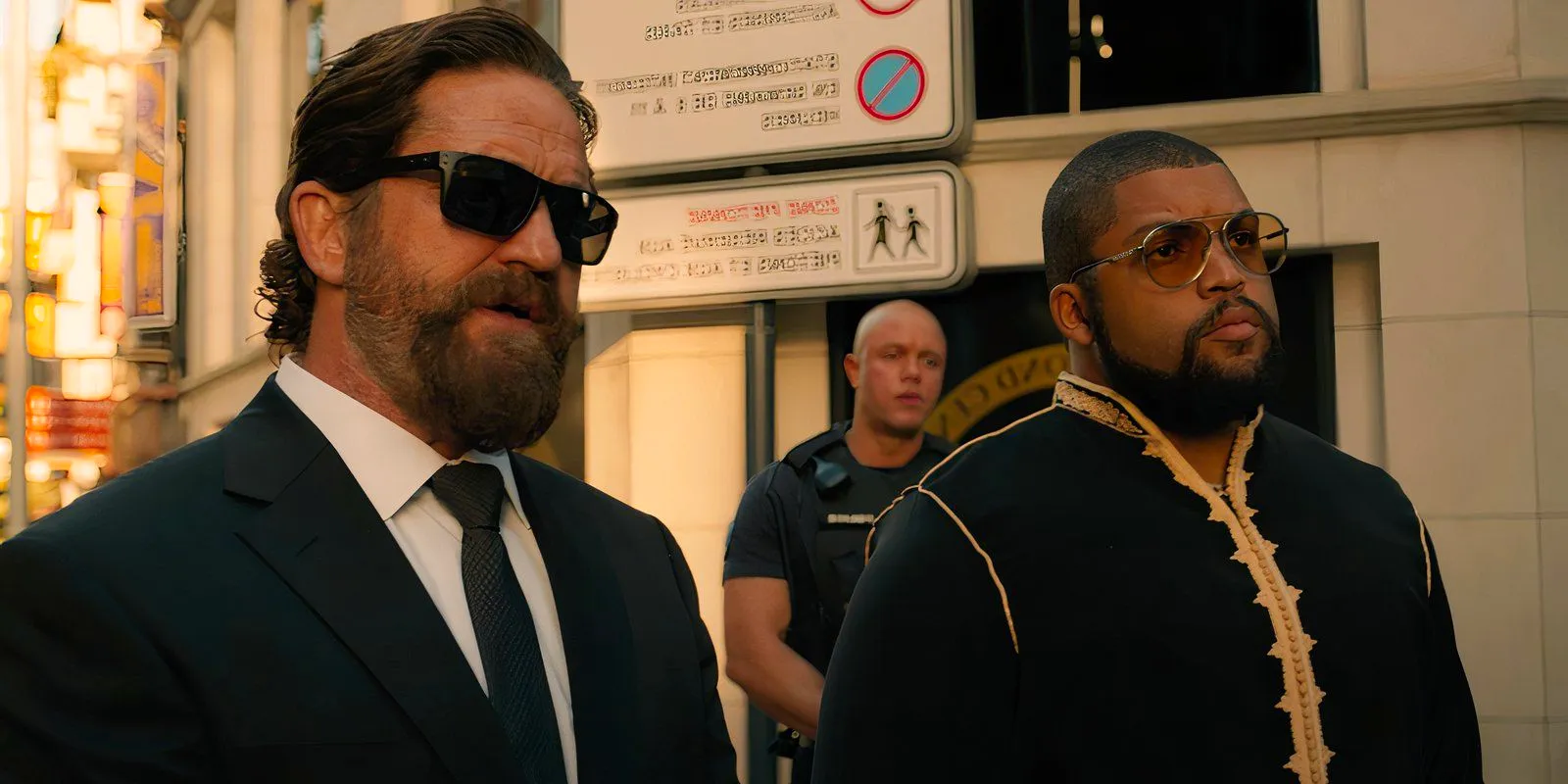 Gerard Butler as Big Nick standing next to O'Shea Jackson Jr as Donnie Wilson in Den of Thieves 2 Pantera Image