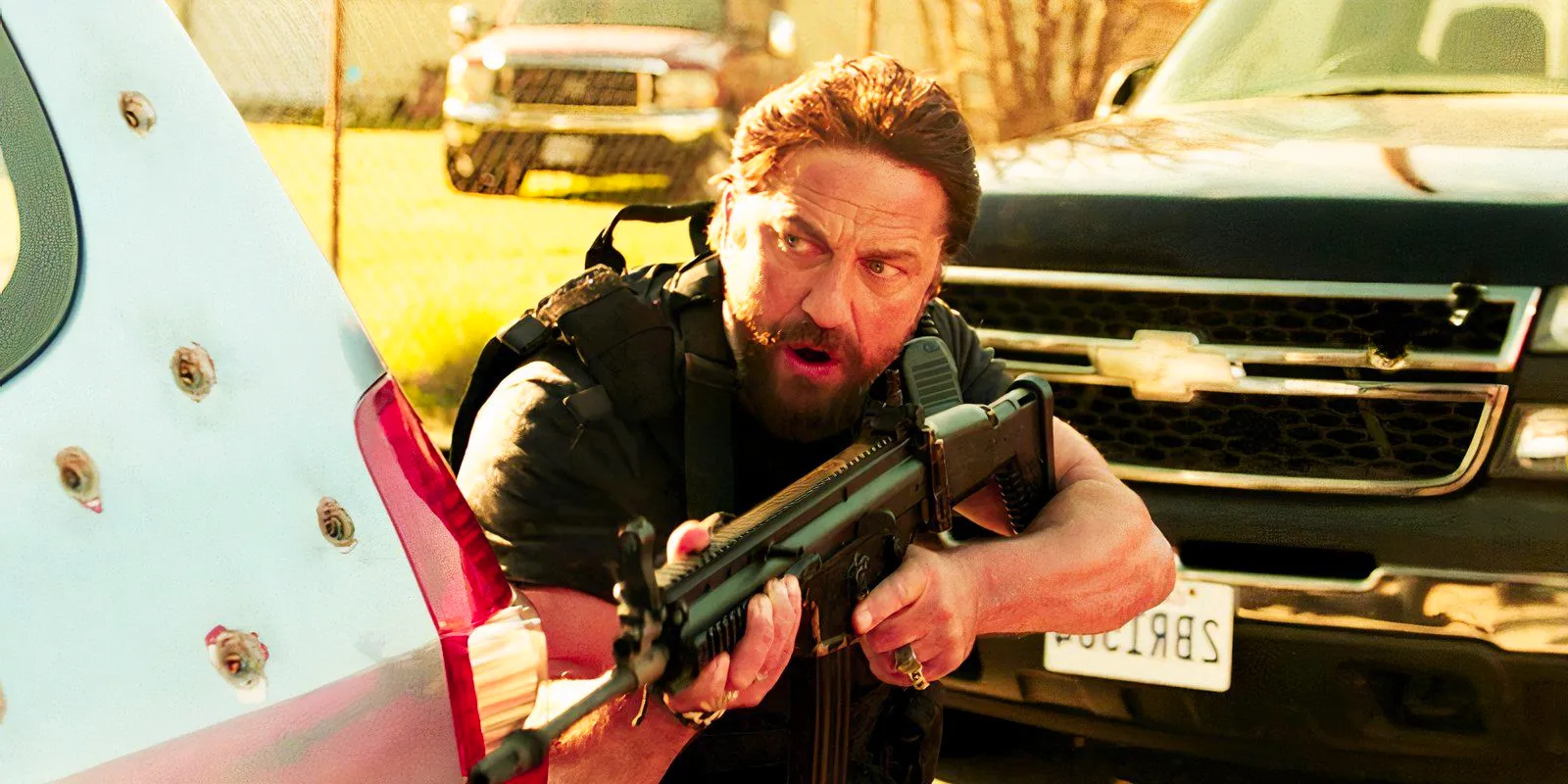 Gerard Butler as Big Nick with a gun in Den of Thieves Image