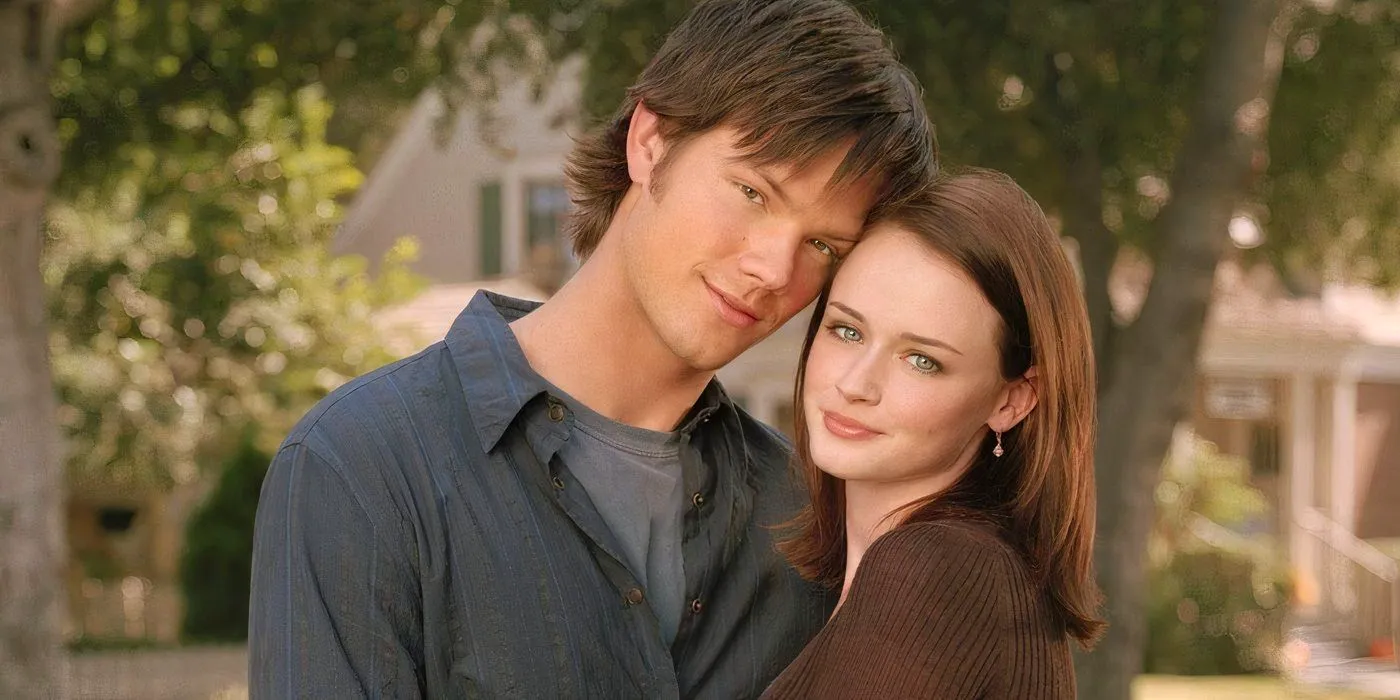 Gilmore Girls Rory (Alexis Bledel) and Dean (Jared Padalecki) smiling at the camera Image