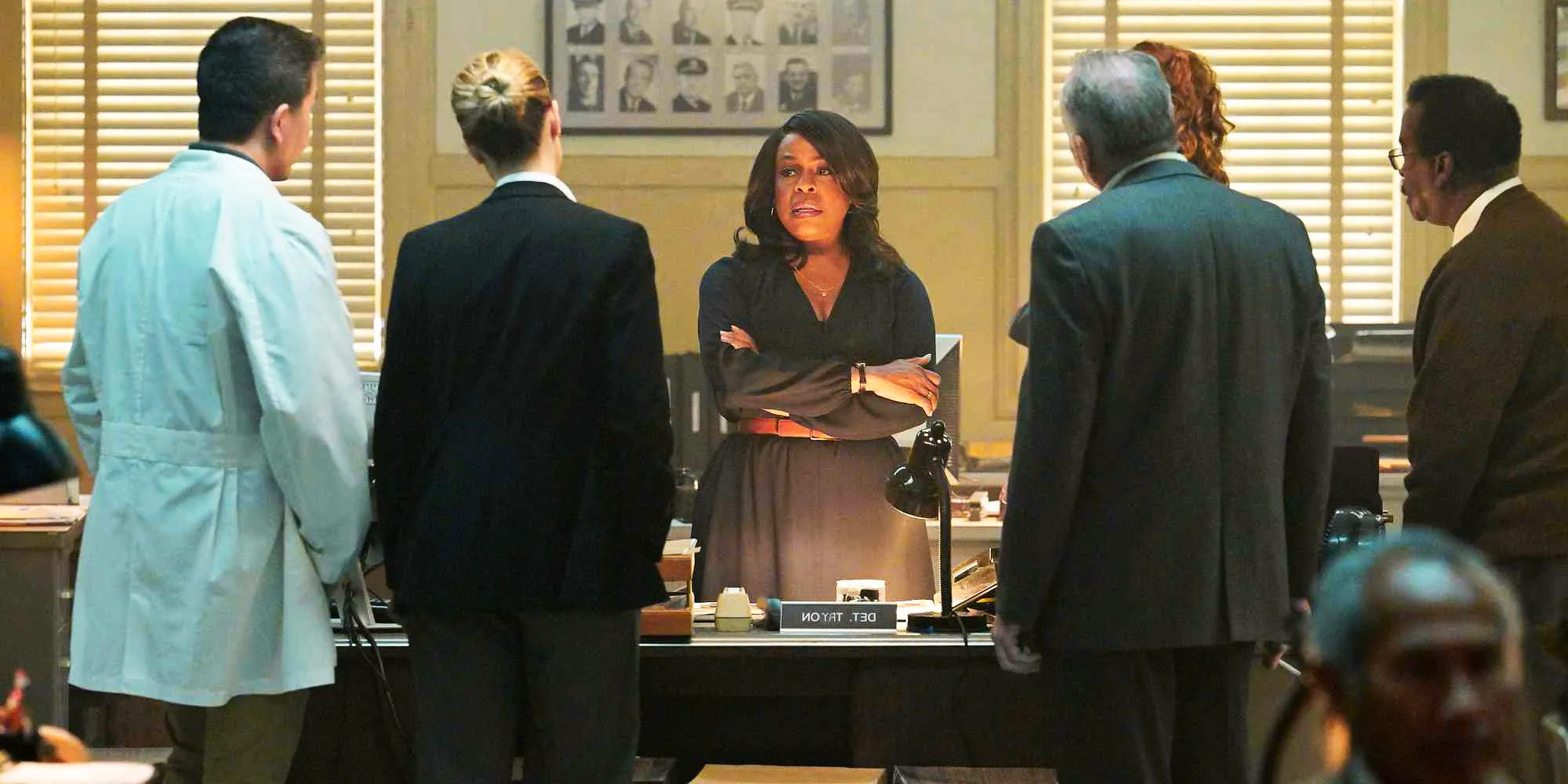 Grotesquerie Niecy Nash as Detective Tryon talking to her team Image