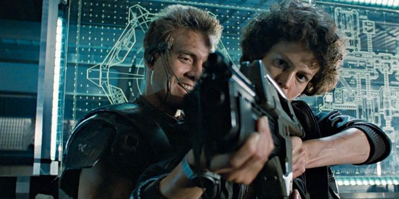 Hicks shows Ripley how to use a pulse rifle in Aliens Image