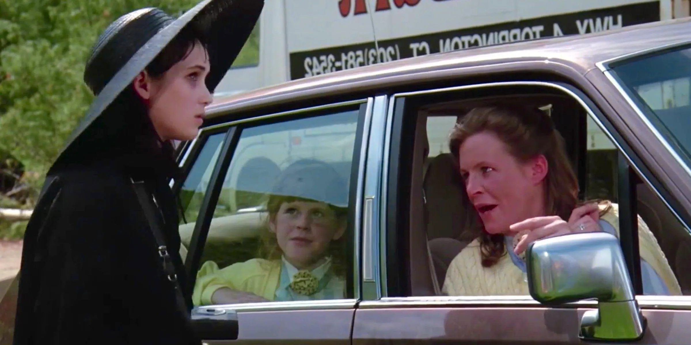 Jane and her daughter in a car talking to Lydia in Beetlejuice Image