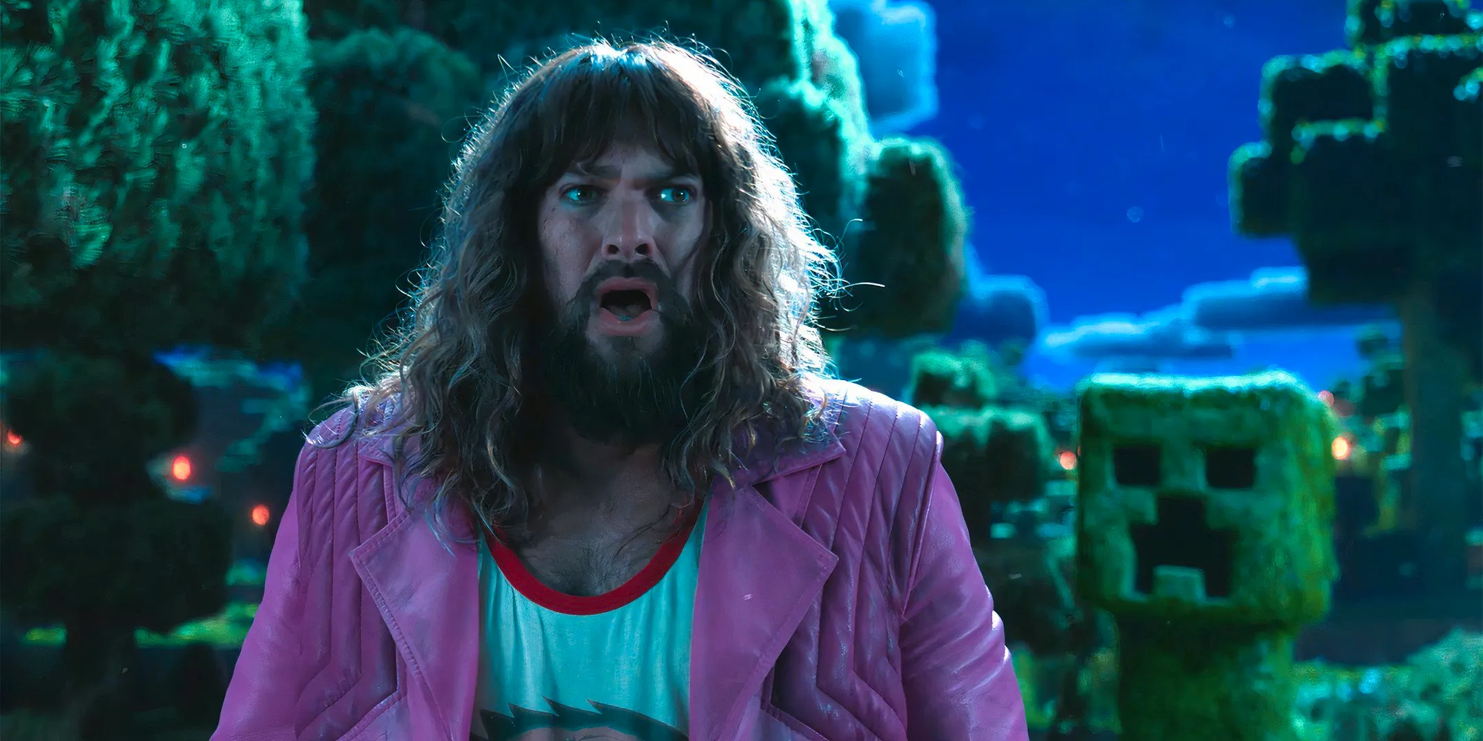 Jason Momoa looking worried as a Creeper comes up behind him in A Minecraft Movie Image