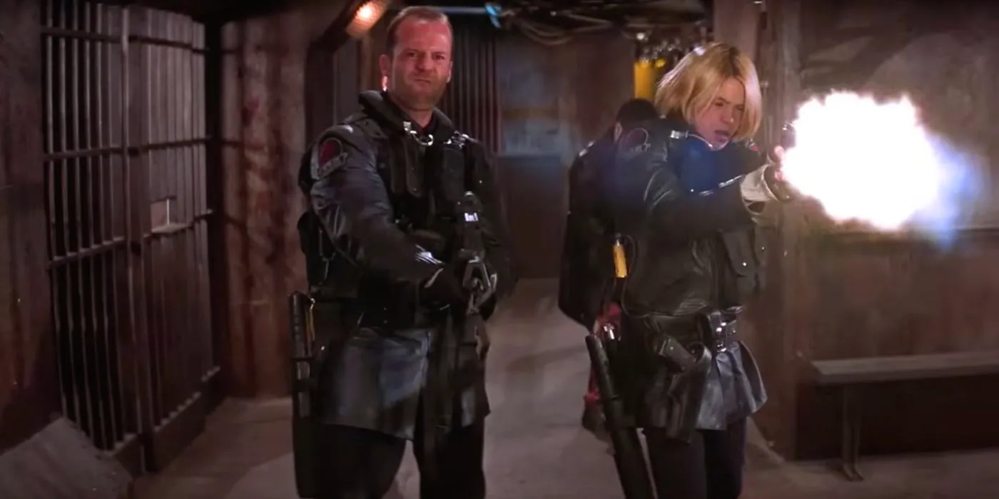 Jason Statham and Clea Duvall firing guns in Ghosts of Mars Image