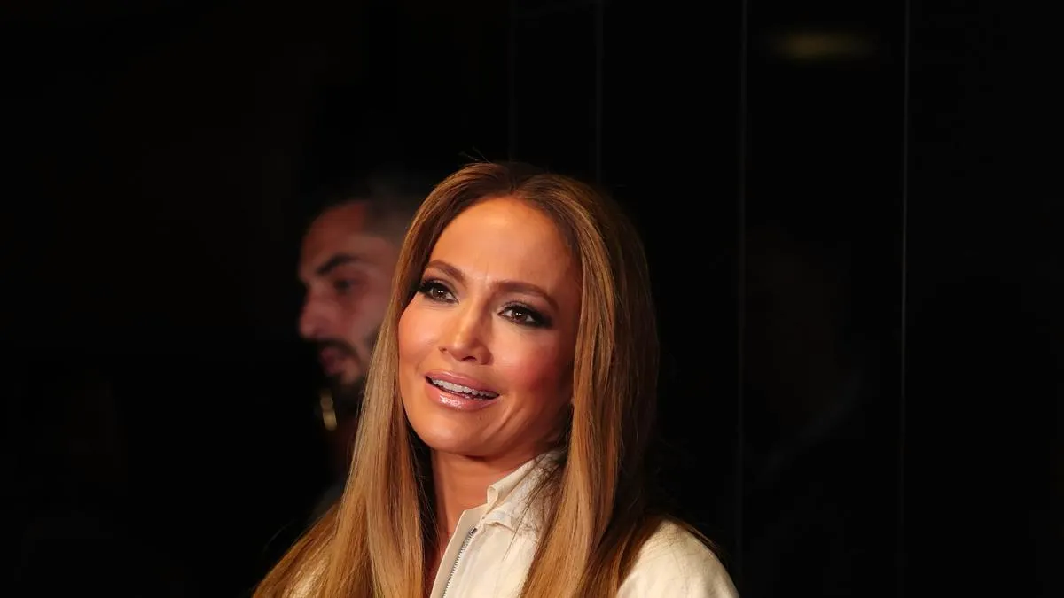 Jennifer Lopez Wears Miniskirt and Platform Shoes to ‘Unstoppable’ Photo Call Image