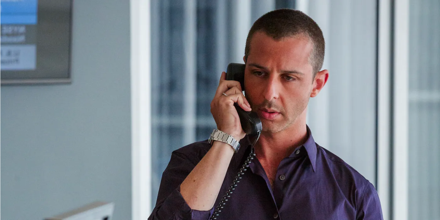 Jeremy Strong as Vinny Daniel on the phone, looking concerned in The Big Short Image