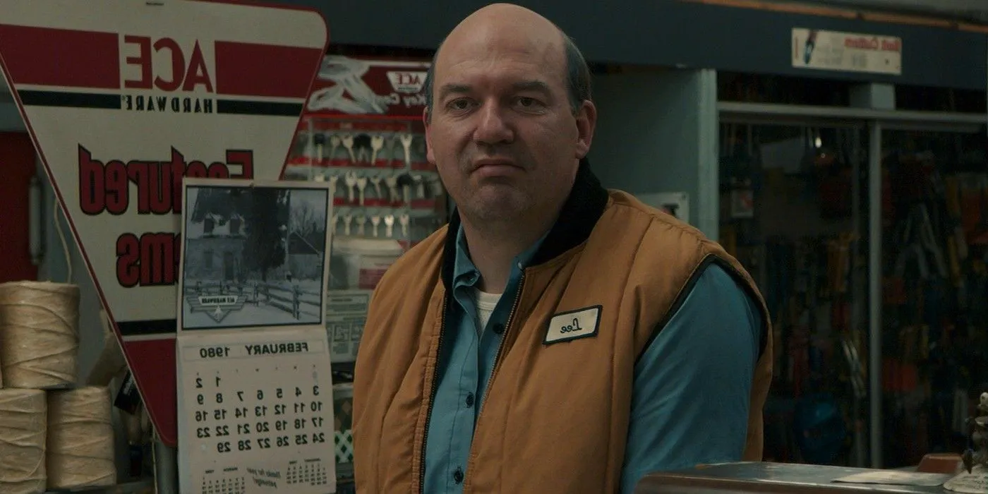 John Carroll Lynch's Arthur Leigh Allen stands in a convenience store in Zodiac Image