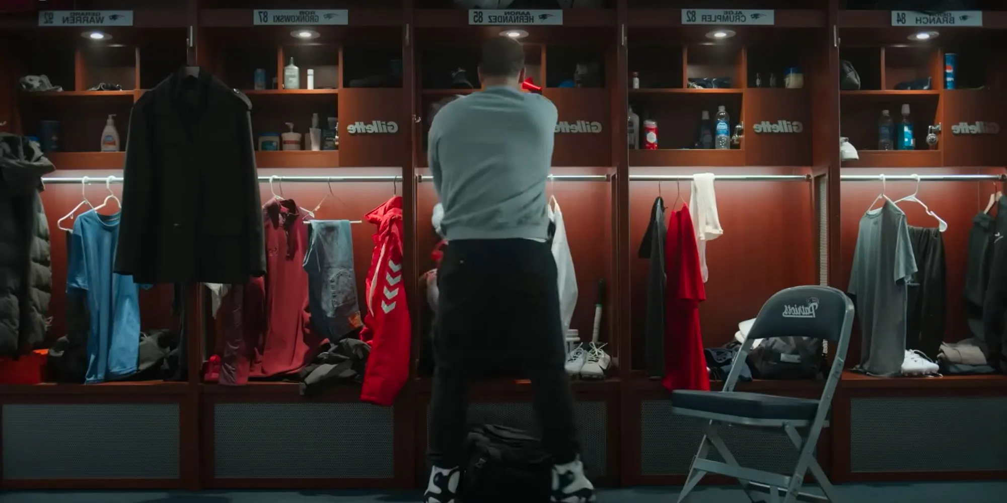 Josh Andrés Rivera in a locker room as Aaron Hernandez in American Sports Story Image