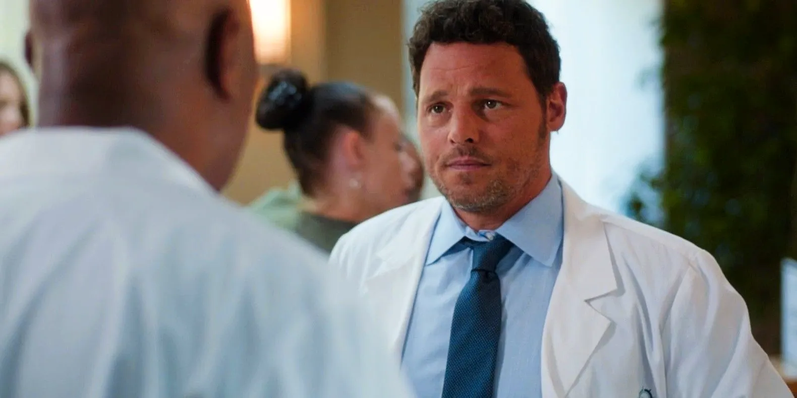 Justin Chambers as Alex Karev speaking to someone in Grey's Anatomy season 16 Image