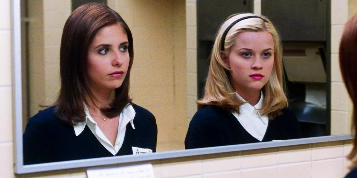 Kathryn, played by Sarah Michelle Gellar, and Annette, played by Reese Witherspoon, looking in a mirror in Cruel Intentions Image