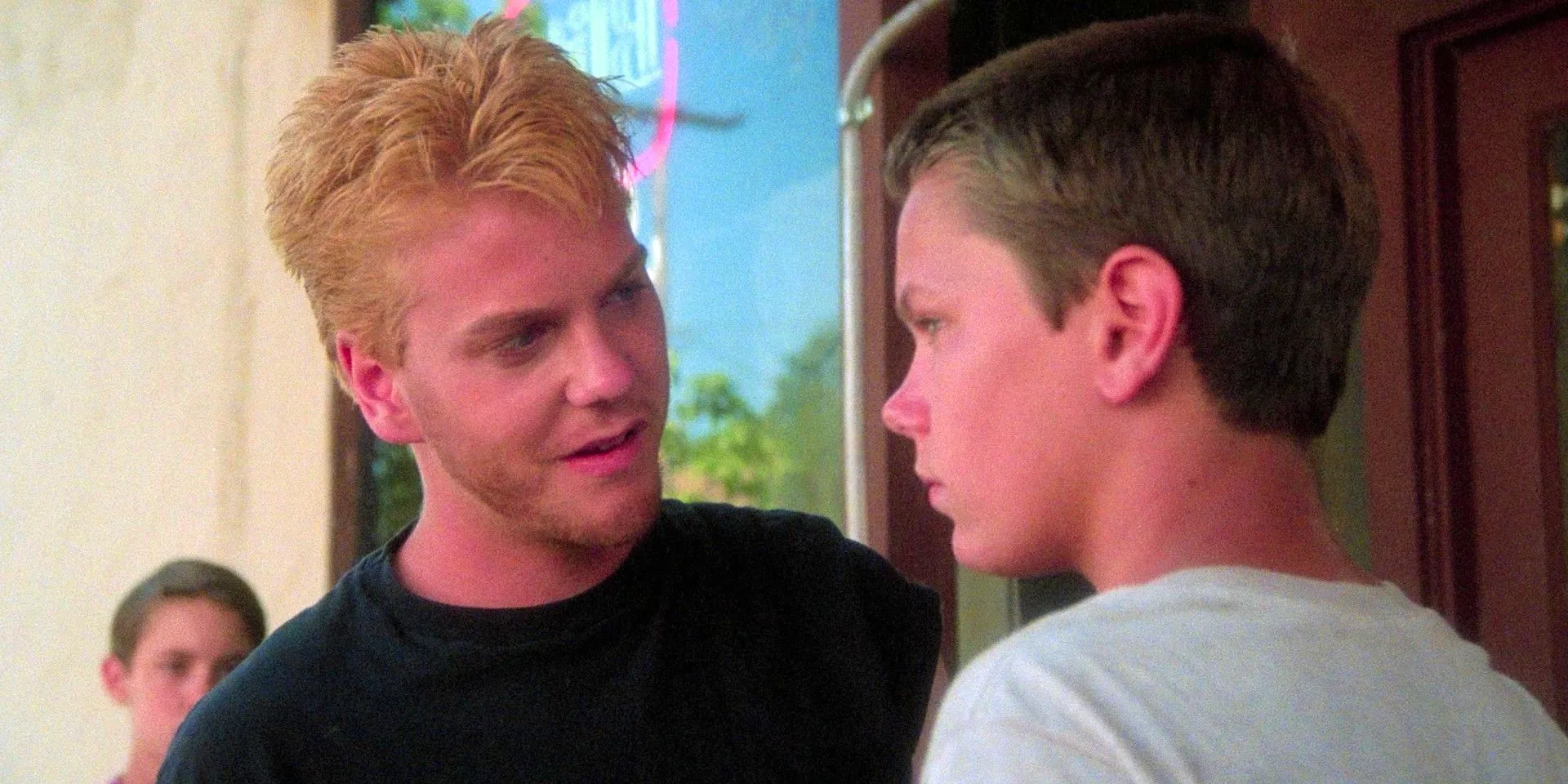 Kiefer Sutherland talking to River Phoenix in Stand by Me Image