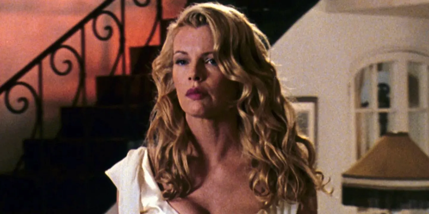 Kim Basinger looking off-screen in LA Confidential Image