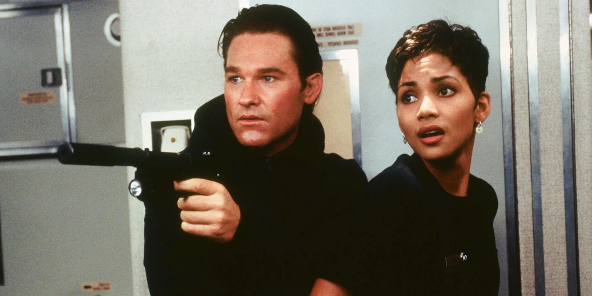 Kurt Russell and Halle Berry on a plane in Executive Decision Image