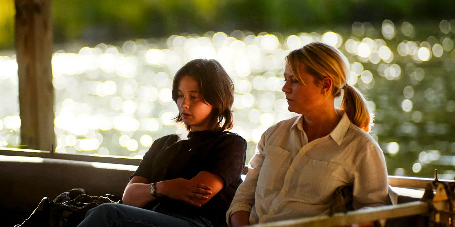 Lee (Kirsten Dunst) and Jessie (Cailee Spaeny) talking on a pier in Civil War Image