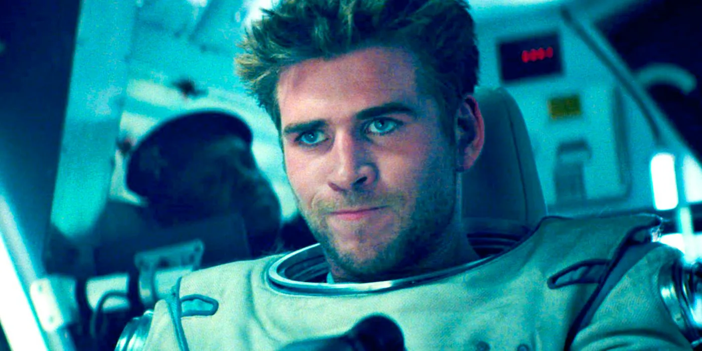 Liam Hemsworth as Jake Morrison flying a spaceship in Independence Day Resurgence Image