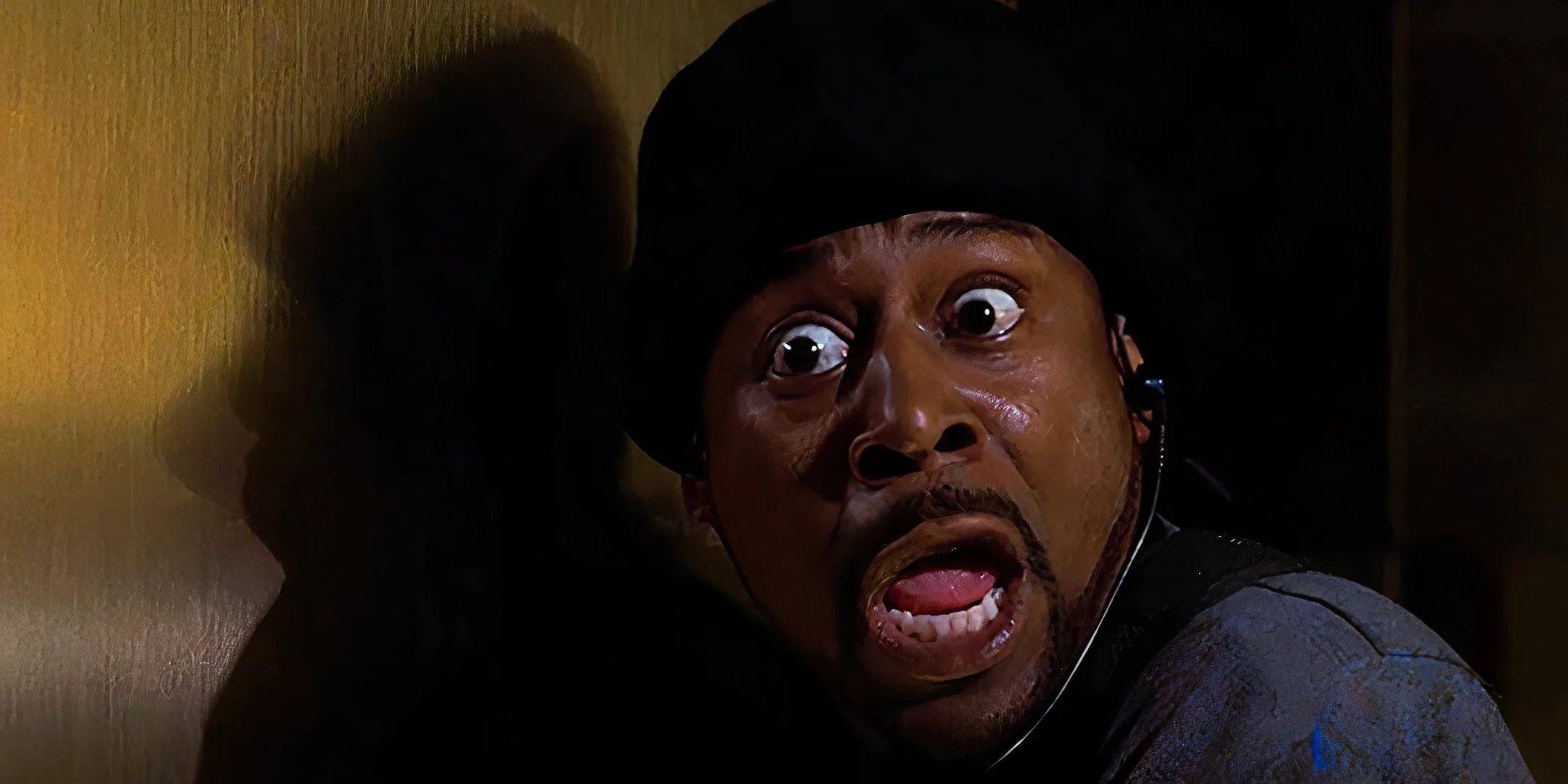 Martin Lawrence's Miles looking scared in his bandit outfit in Blue Streak Image