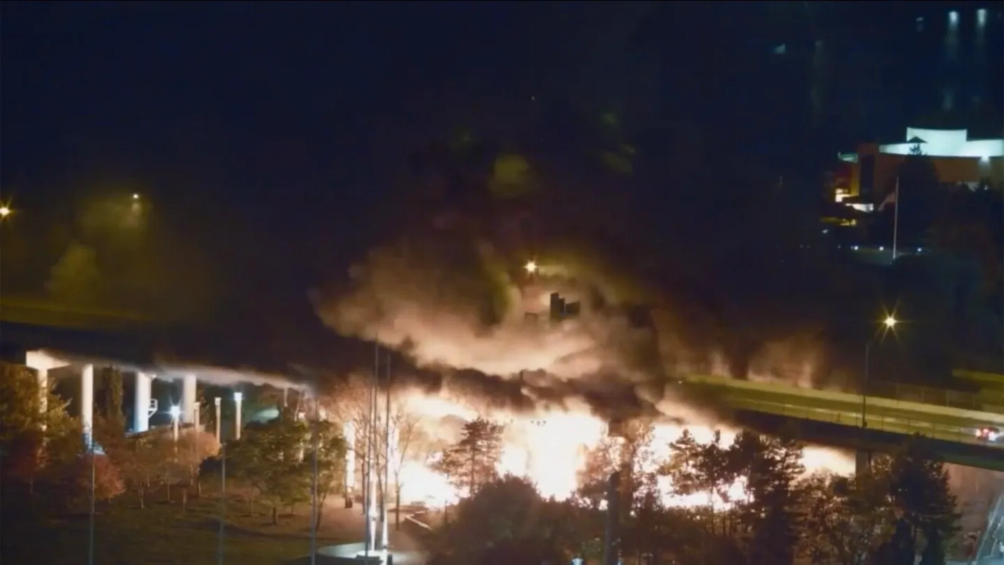 Massive fire closes Ohio River bridge near Cincinnati and damages its steel structure Image