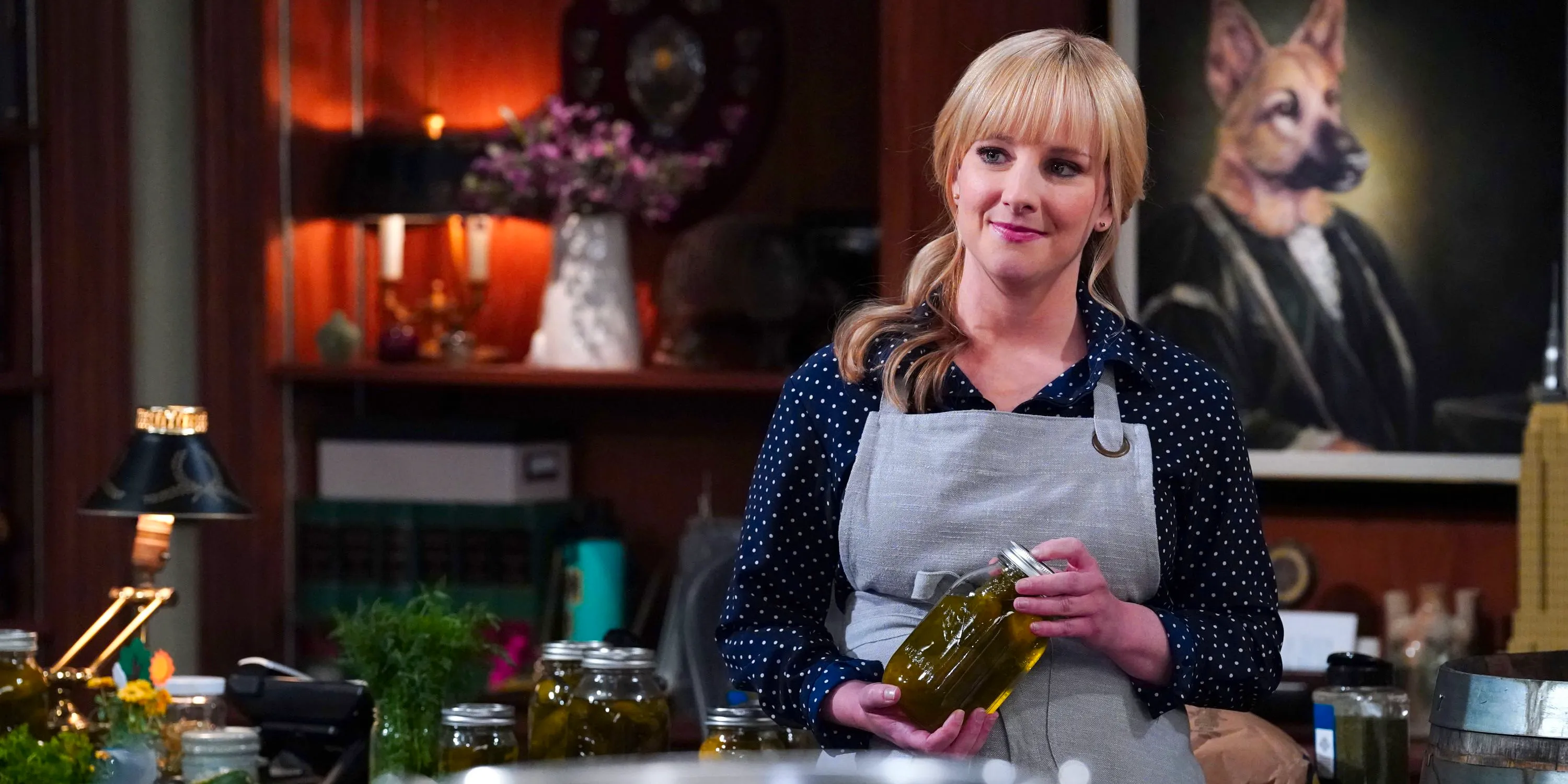 Melissa Rauch as Abby Stone holding a jar of pickles in Night Court 204 Hold the Pickles, Keep the Change Image