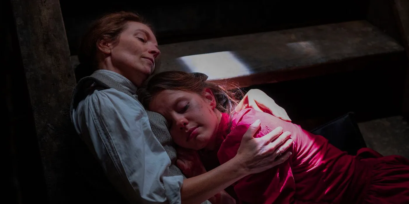 Mia Goth as Pearl hugging her mother in Pearl Image