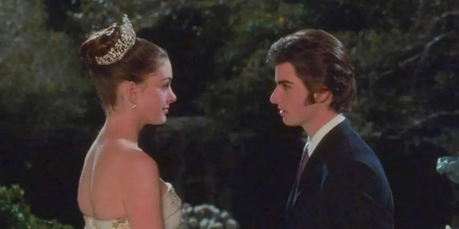 Michael and Mia talking outside in The Princess Diaries Image