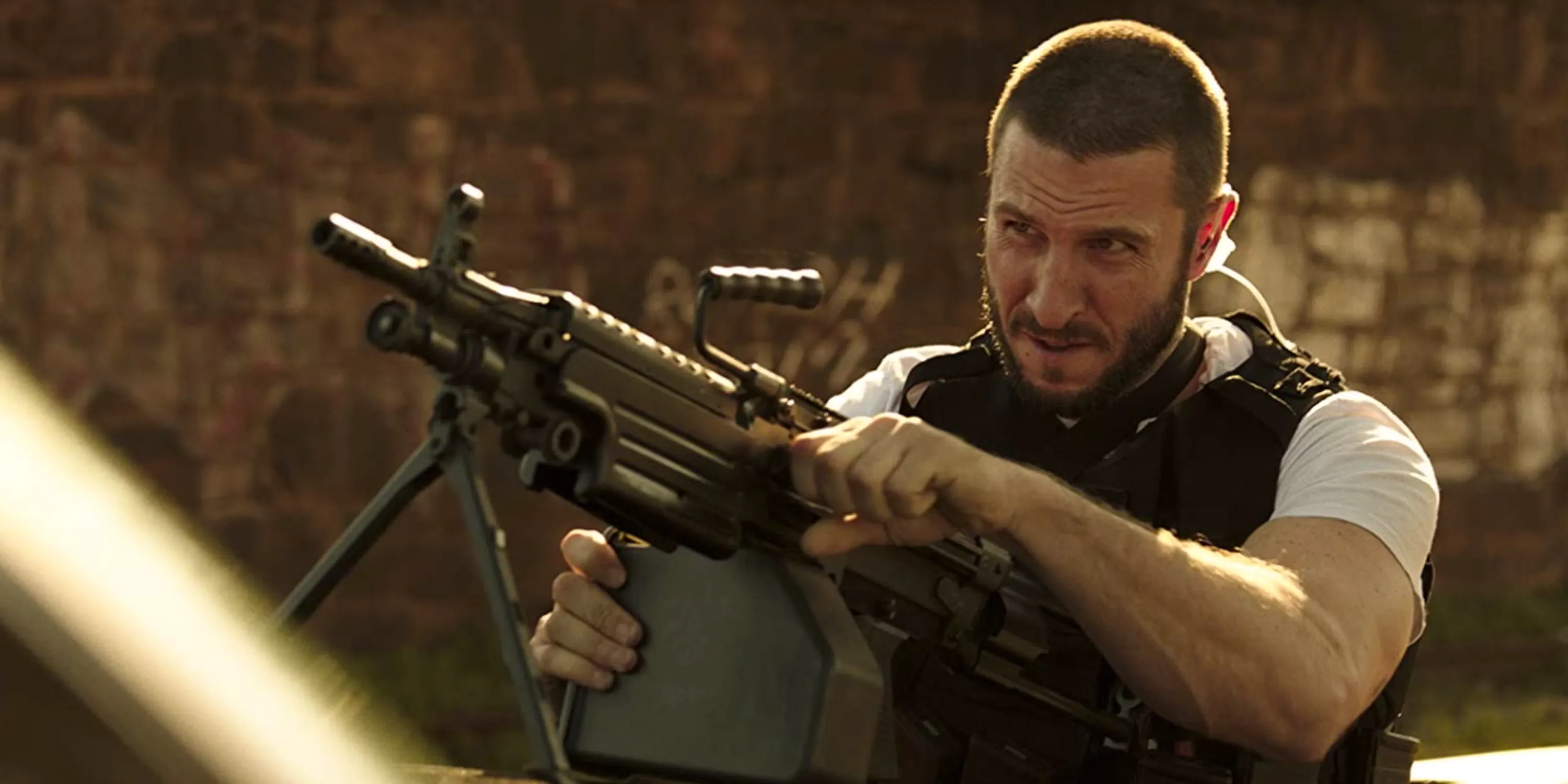 Pablo Schreiber as Ray Merrimen with a gun in Den of Thieves Image