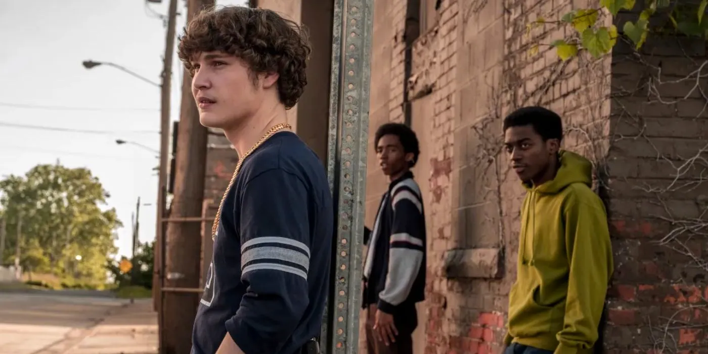 Richard Wershe Jr. (Richie Merritt) standing on a street corner with two gang members flanking him in White Boy Rick. Image