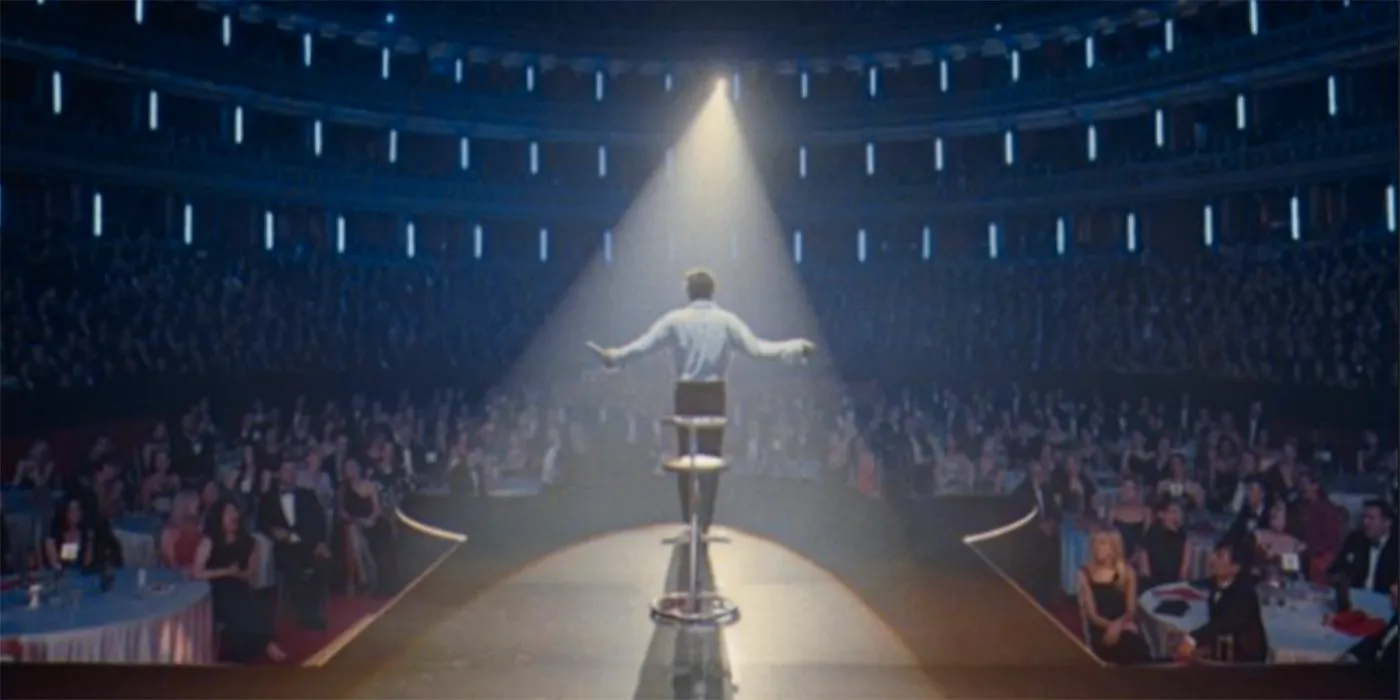 Robbie Williams in front of a seated crowd in Better Man Image