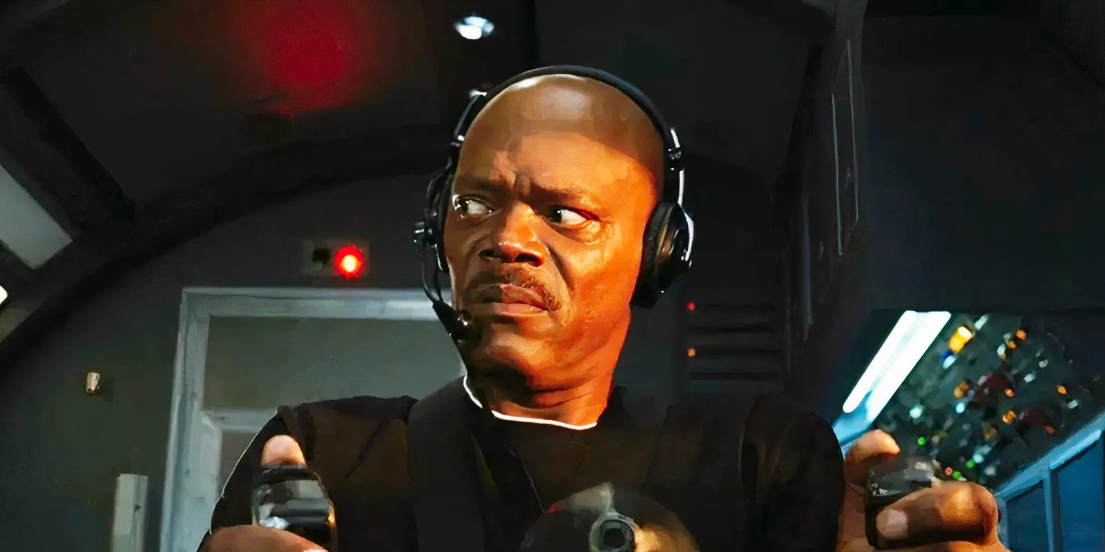 Samuel L Jackson piloting a plane as Neville Flynn in Snakes on a Plane Image