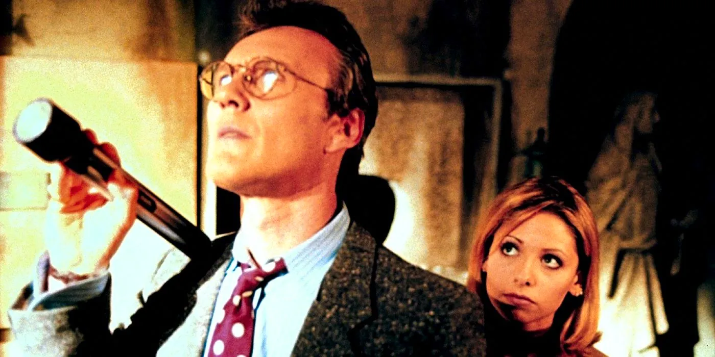 Sarah Michelle Gellar as Buffy hiding behind Anthony Head as Giles holding a torch and looking at something in Buffy the Vampire Slayer. Image