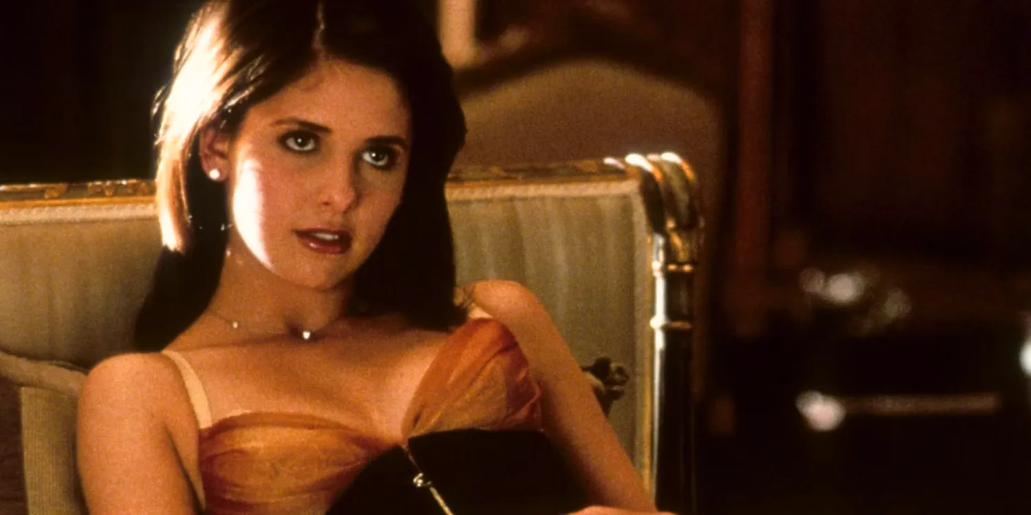 Sarah Michelle Gellar as Kathryn Merteuil leaning back in Cruel Intentions Image