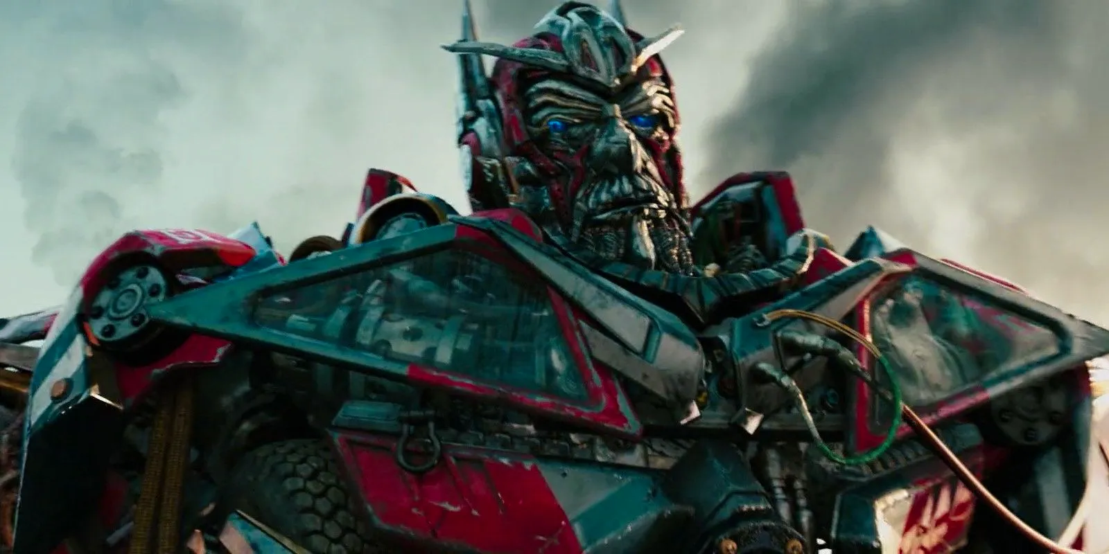 Sentinel Prime looking down in Transformers: Dark of the Moon Image